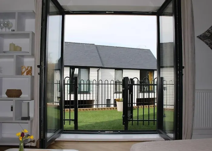 Salt Yard Apartment, Parking And Terrace, Whitstable